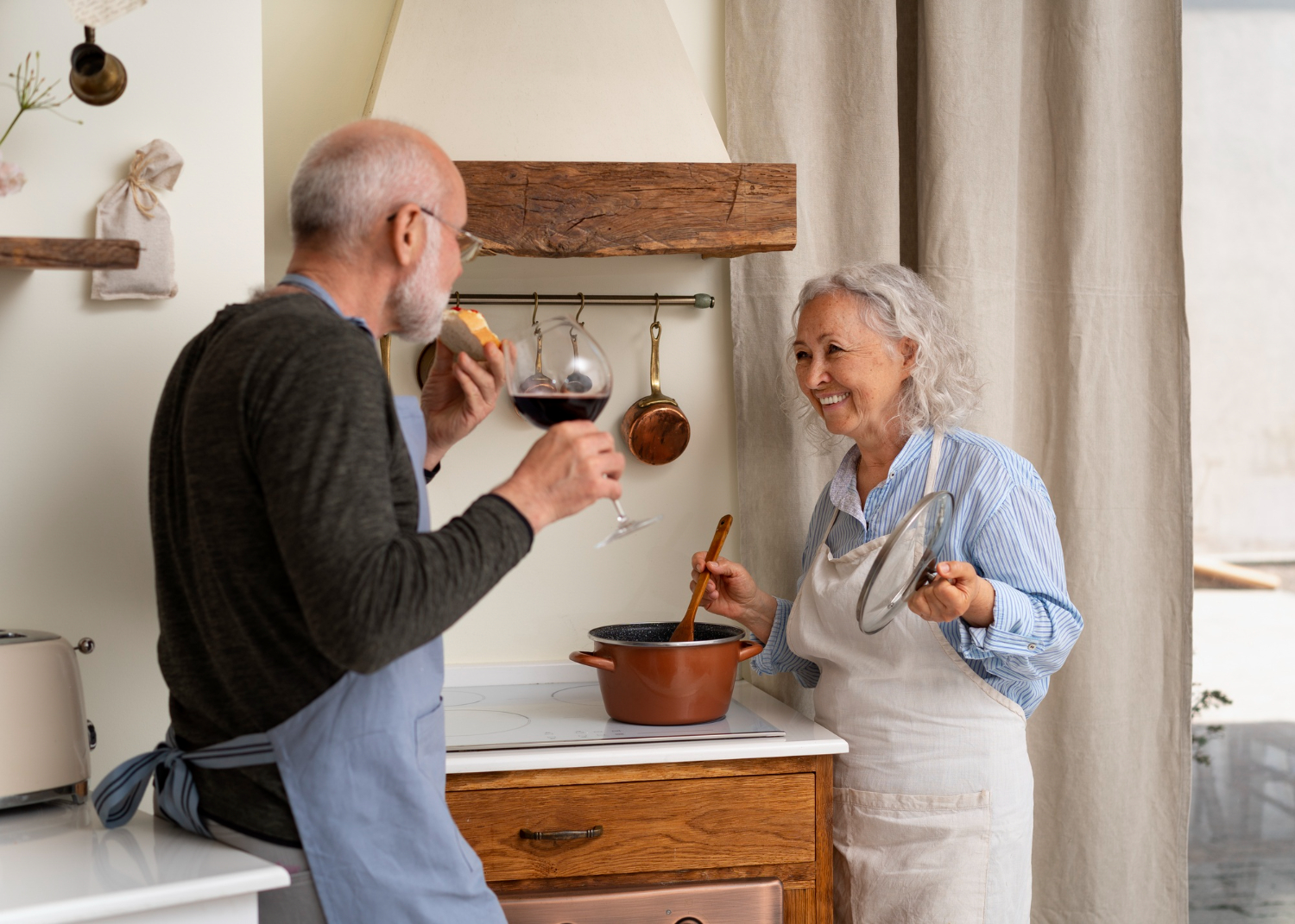 Homme est femme âgés dans une cuisine
