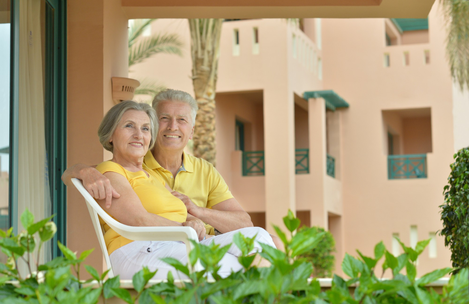 Personnes âgées dans une résidence au soleil
