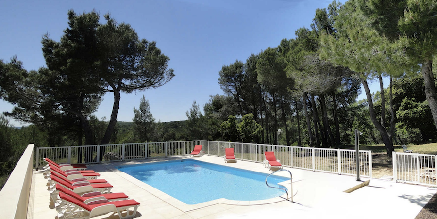 Piscine de la résidence avec des transats